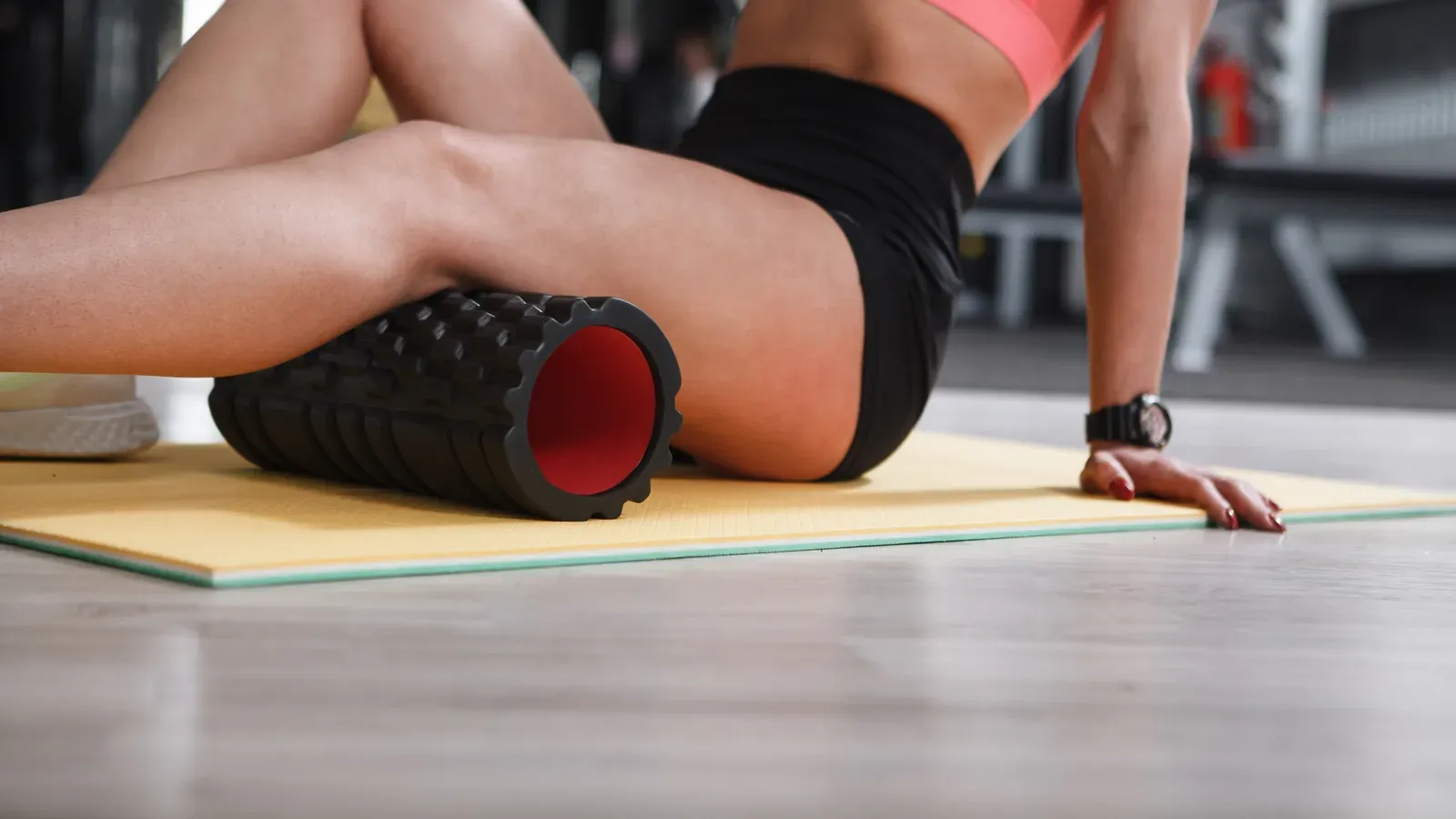 Foamroller och rörlighetsredskap på ett golv