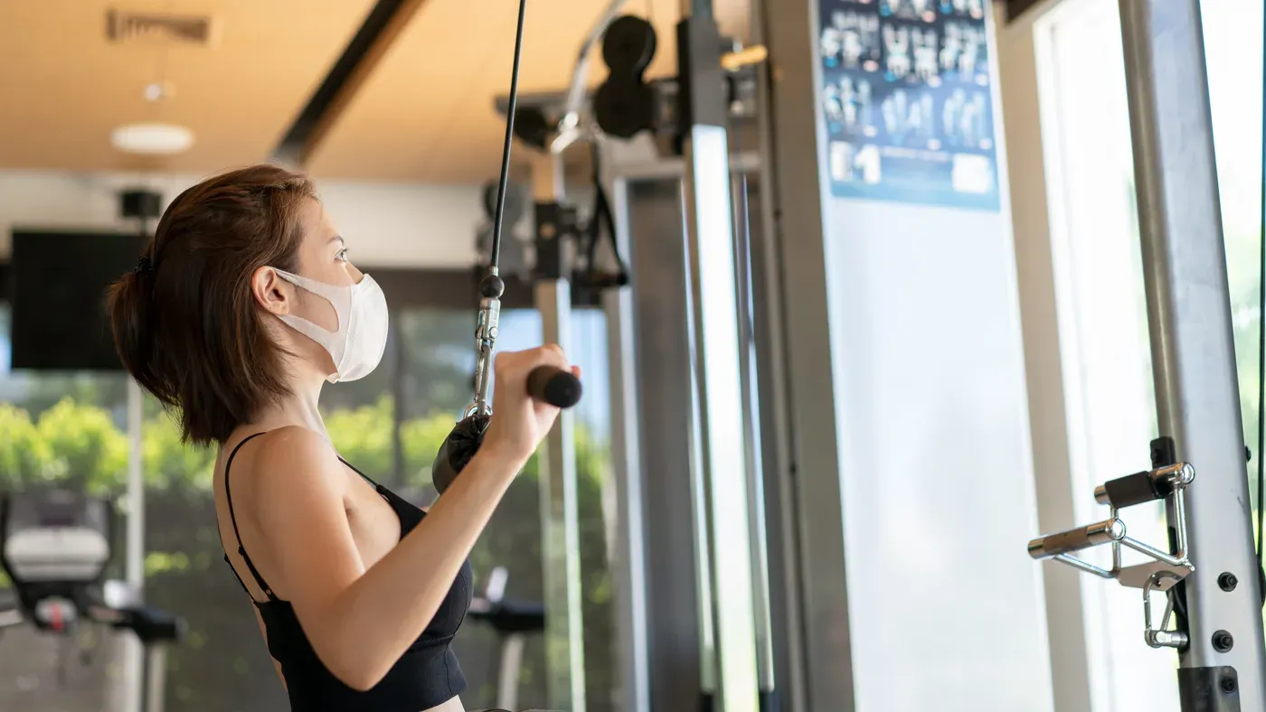 Person som tränar med kabelmaskin i ett gym