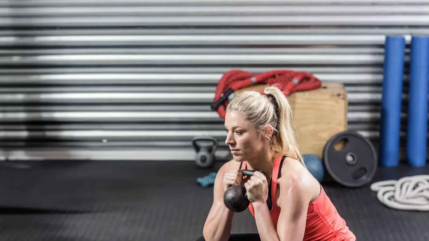 Person som utför goblet squat med kettlebell