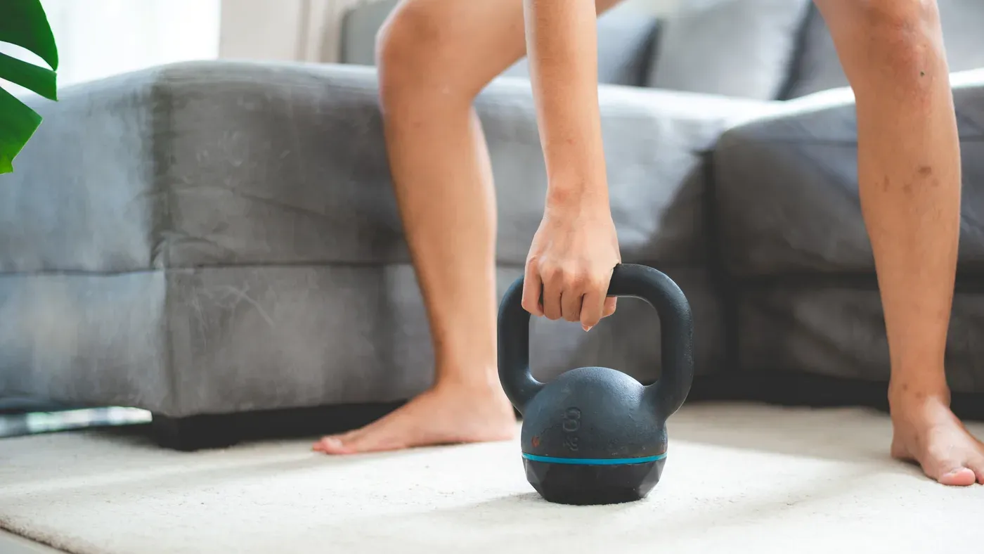 Kettlebell på ett golv i ett hem